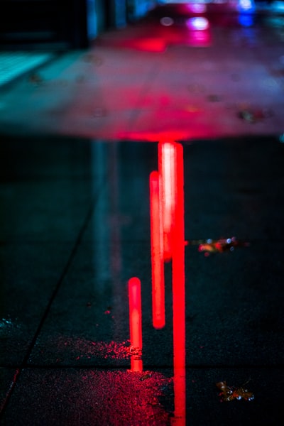 红光映在地板上
